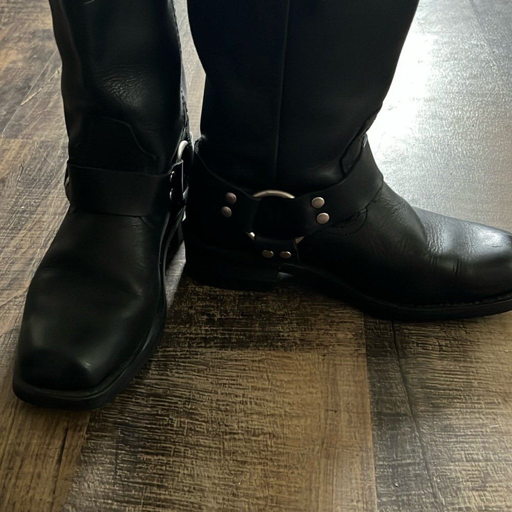 Gently worn leather motorcycle chic style women’s boot